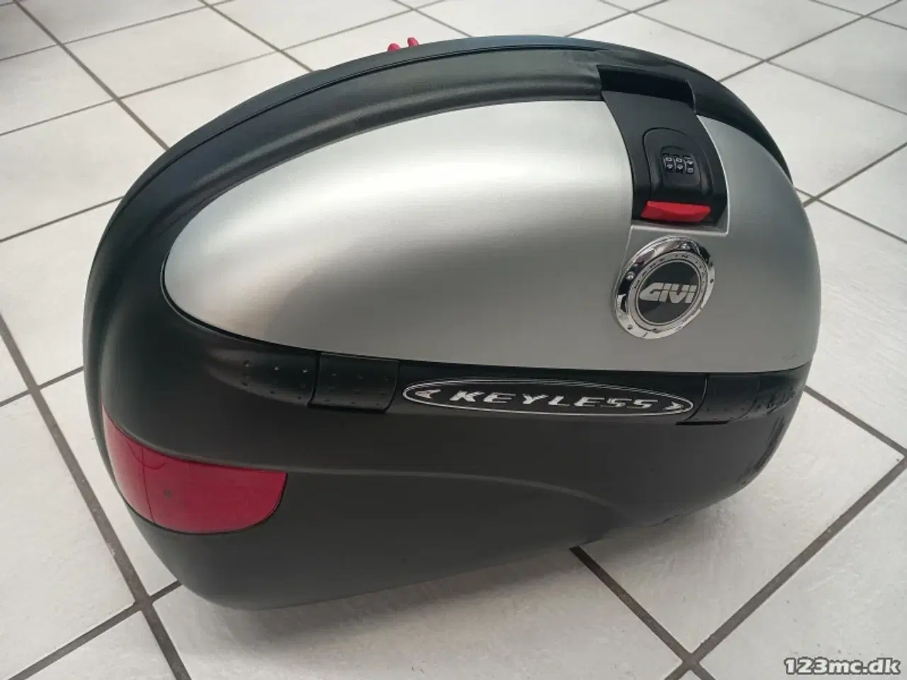 Billede 1 - Givi Keyless sidetaske, med 2 nøgler.