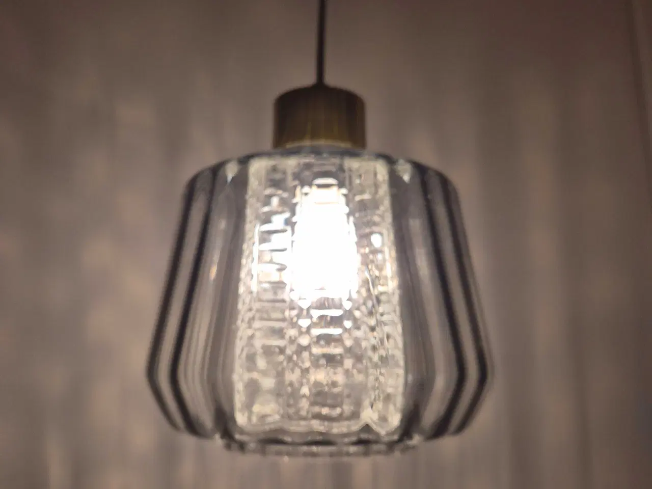 Billede 1 - Smuk svensk retrolampe i røgfarvet glas 