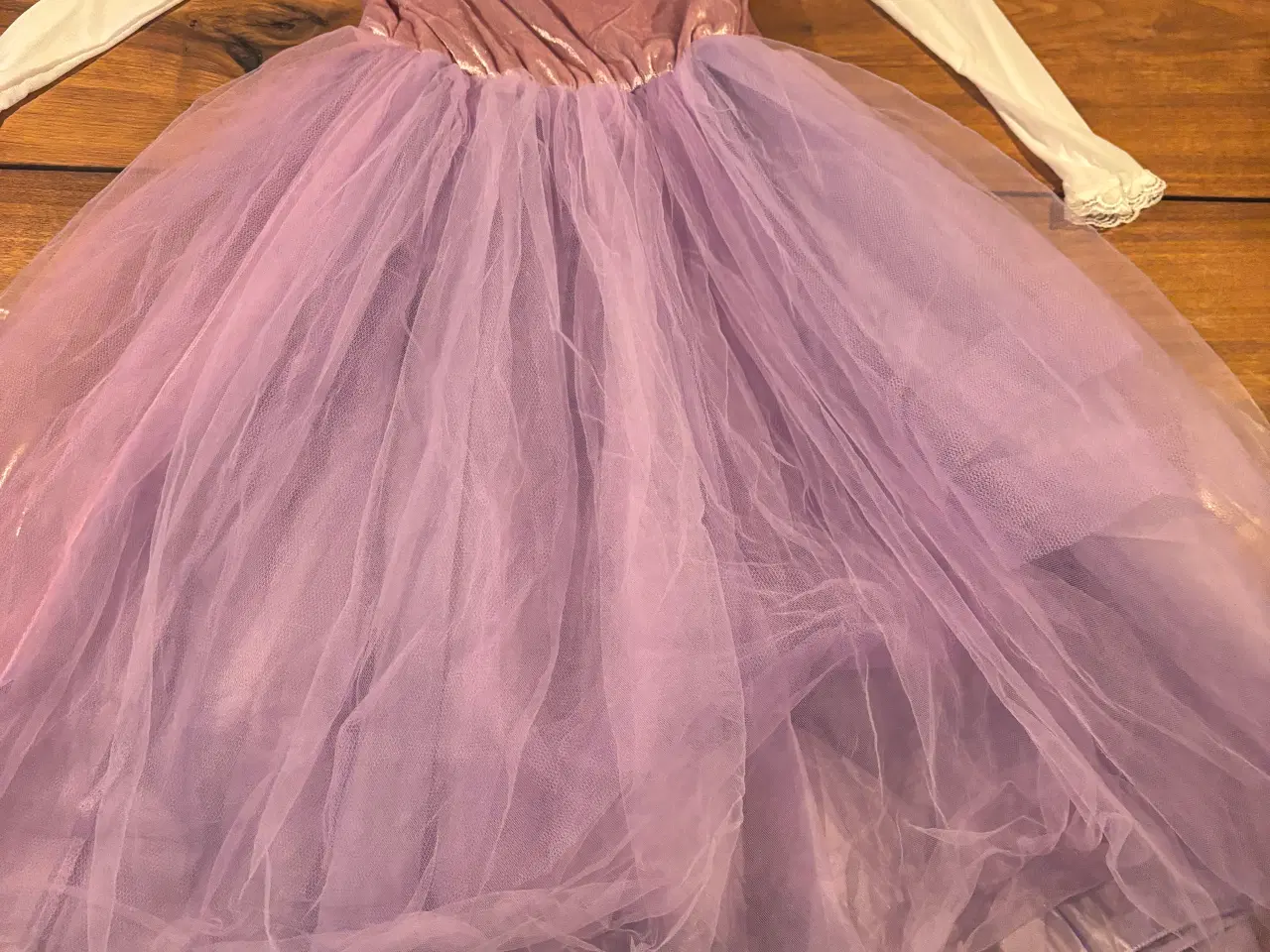 Billede 4 - Prinsessekostume str 130 (lille i størrelsen)