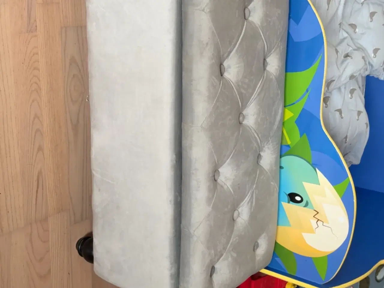 Billede 1 - Fin børnebørn med opbevaring i velour 