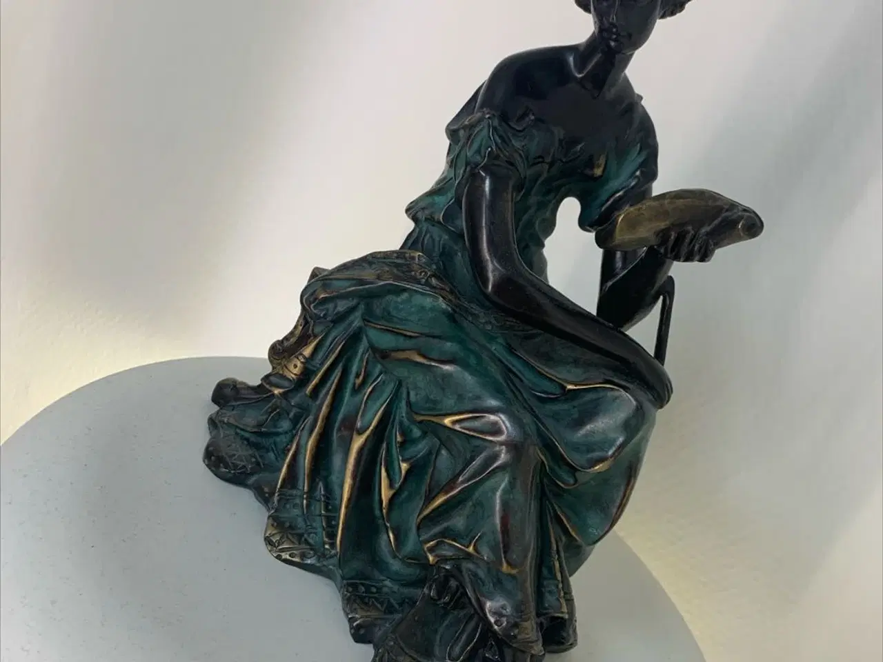 Billede 5 - Bronzefigur af siddende kvinde med rulle/bog – 3,6