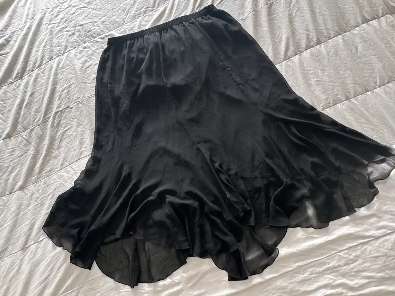 Billede 1 - Sort elegant nederdel med fine detaljer str. xxl