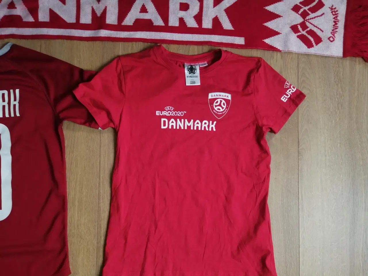 Billede 3 - 2 DANMARK FAN TSHIRT, STR. 10-12 ÅR OG HALSTØRKLÆ.