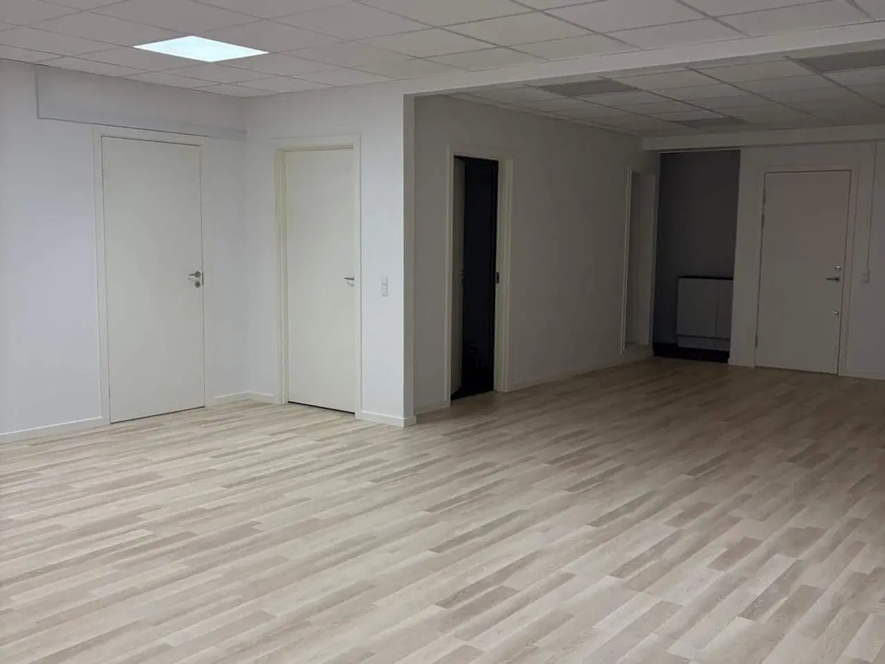 Billede 3 - Nyrenoveret kontor og lager/showroom – indflytningsklar