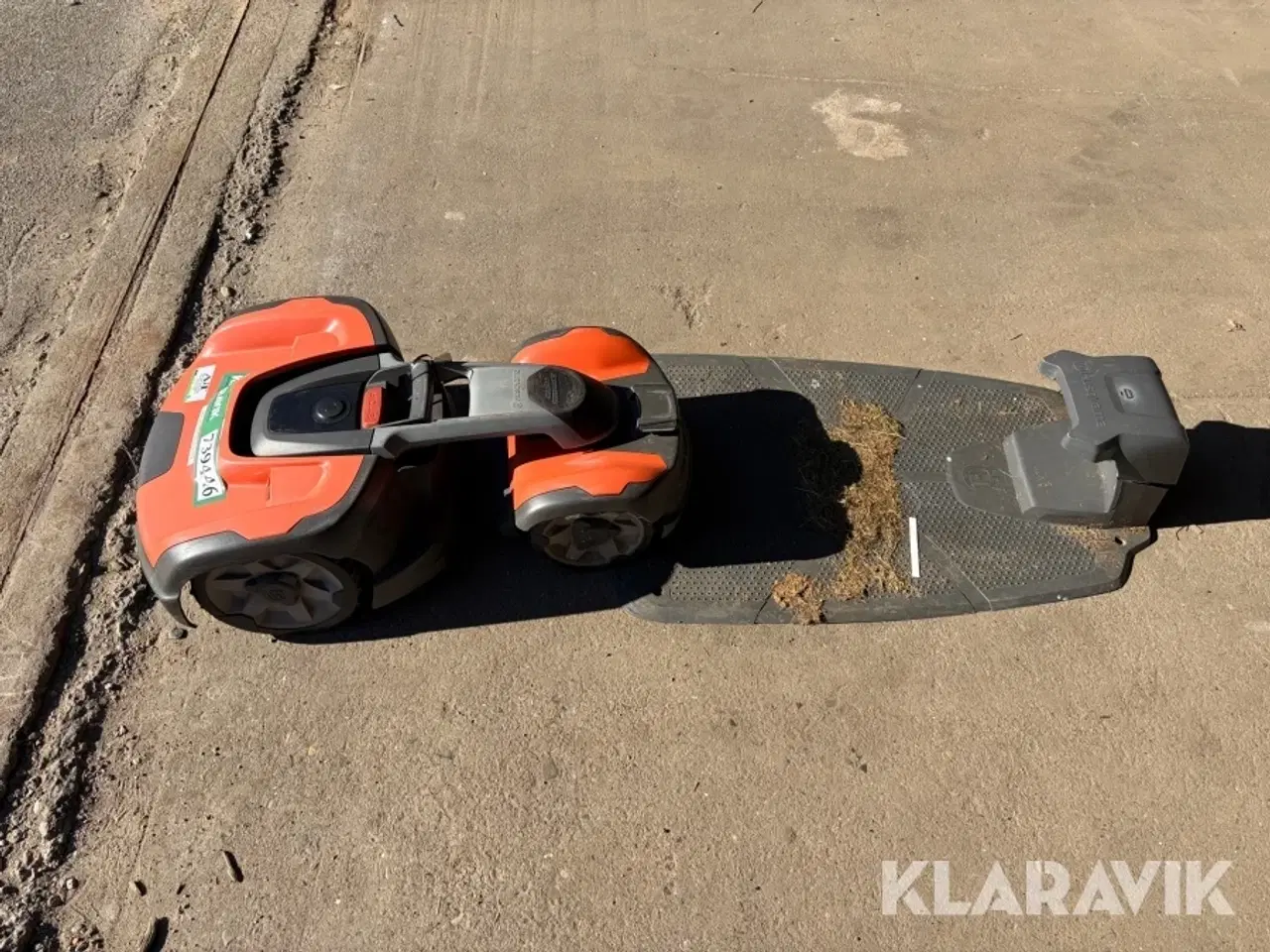 Billede 10 - Robot plæneklipper Husqvarna 535 knækstyret med ladestation
