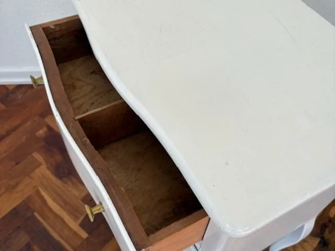 Billede 4 - Hvid kommode med 2 skuffer og messinggreb