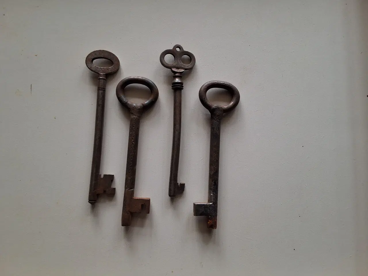 Billede 1 - Antik. 4 Gamle nøgler,  4for50kr.
