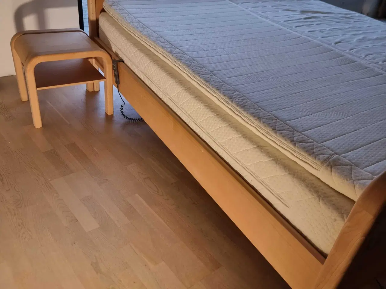 Billede 1 - Elevationsseng I massiv fyrtræsramme.