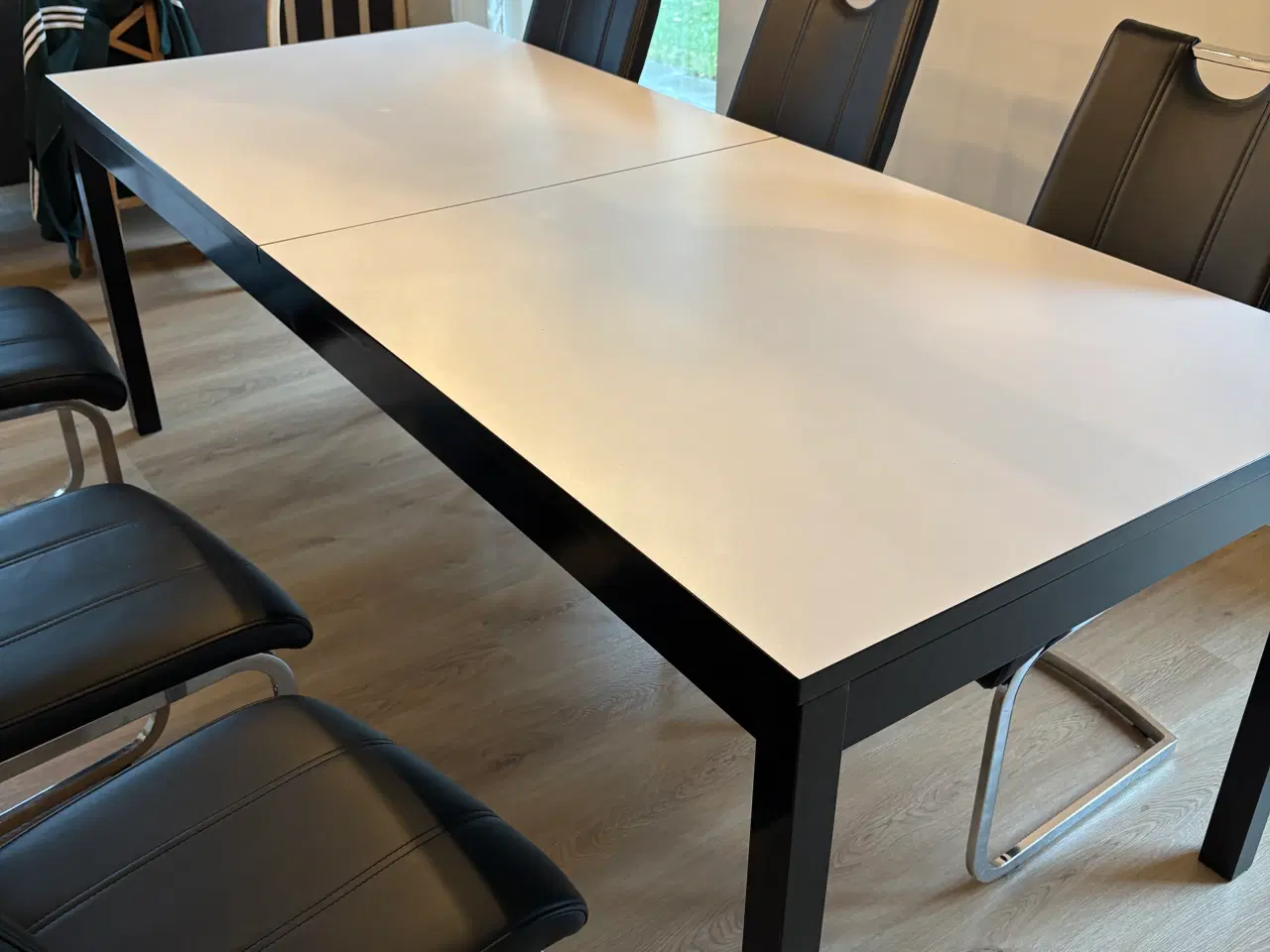 Billede 1 - Hvid laminat overflade med butterfly udtræk