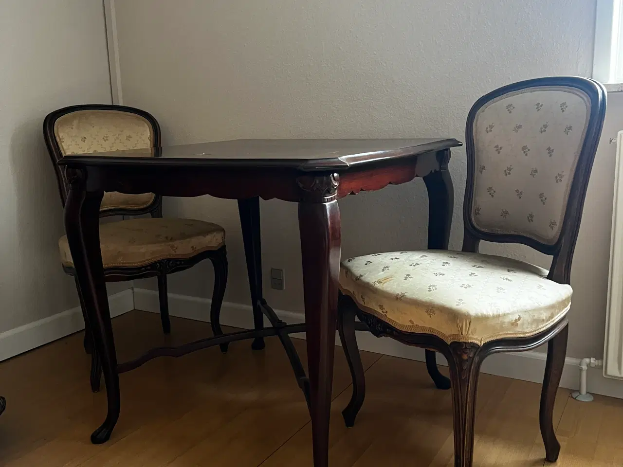 Billede 1 - Antikt bord med 2 stole