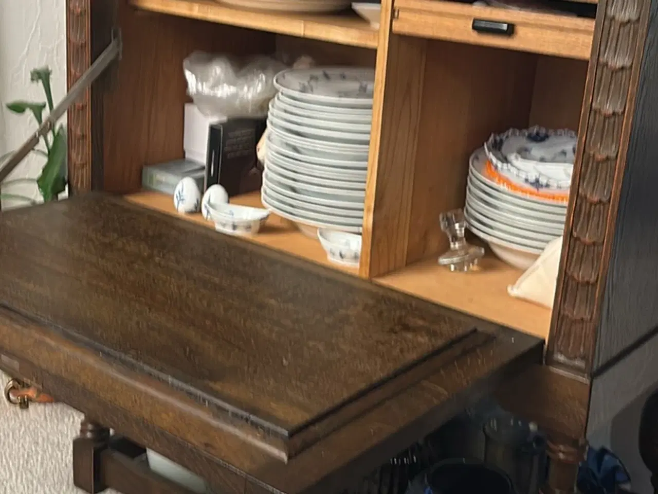 Billede 1 - Antikt barskab i mørkt træ med unikke udskæringer