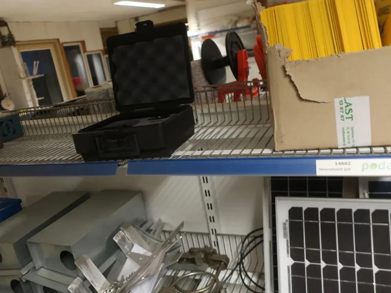 Billede 6 - 2 fag salgsreoler inkl. indhold (se billeder)