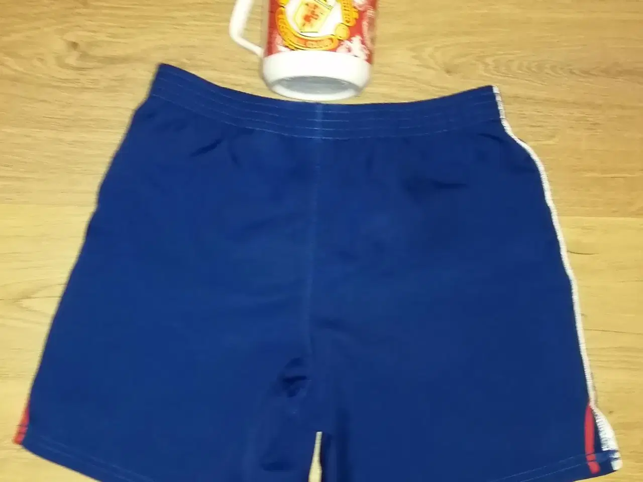 Billede 2 - MANCHESTER UNITED SHORTS 5-6 ÅR OG FAN KRUS