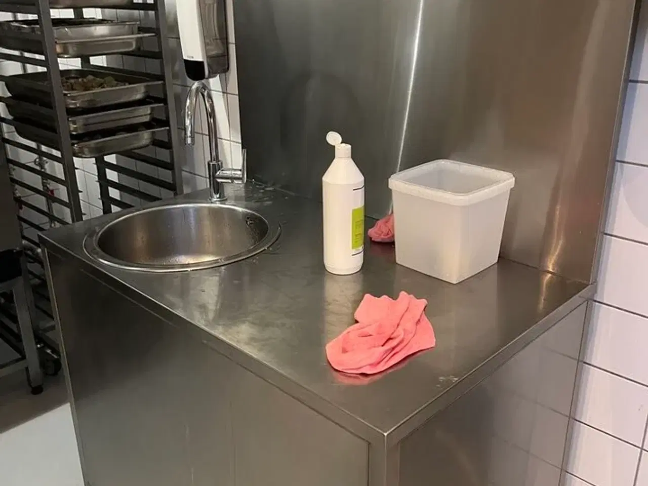 Billede 1 - Stålbord med vask + armatur