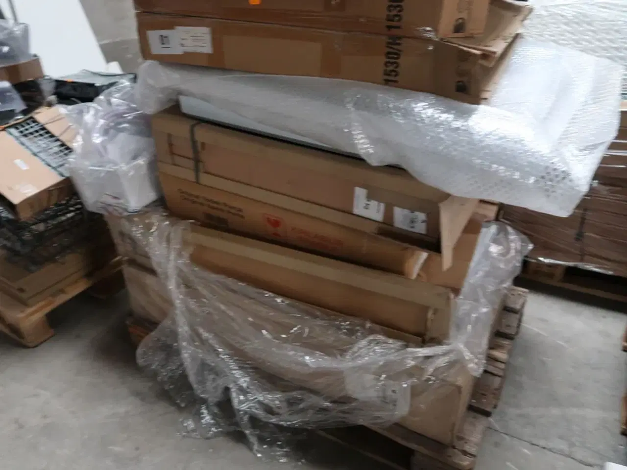 Billede 3 - Palle med div. Reservedele bl.a. køleskabsdøre m.m.