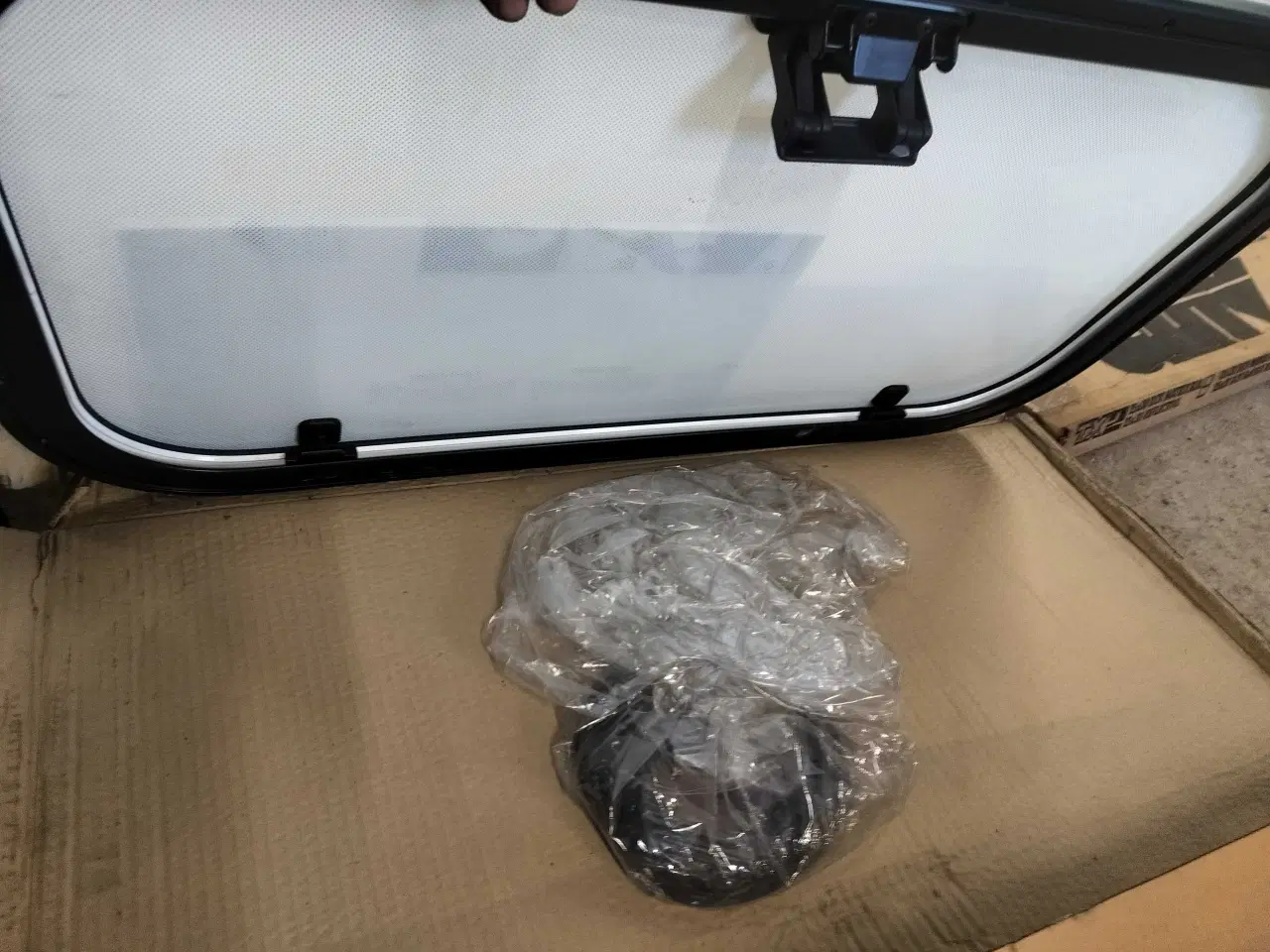 Billede 2 - Hvidt soltag, helt nyt (overgemt)