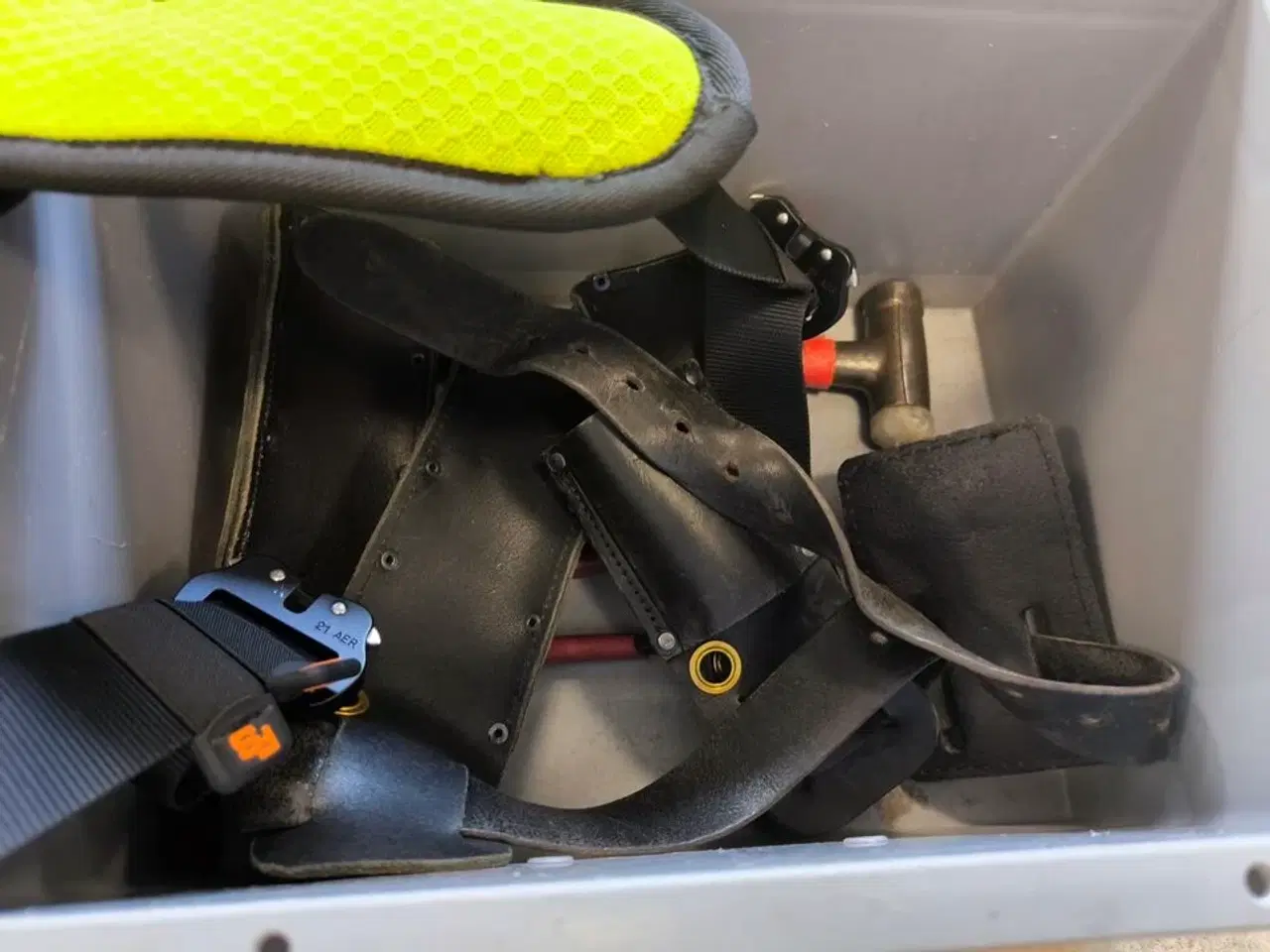 Billede 2 - Kasse m. sikringsgrej samt div.