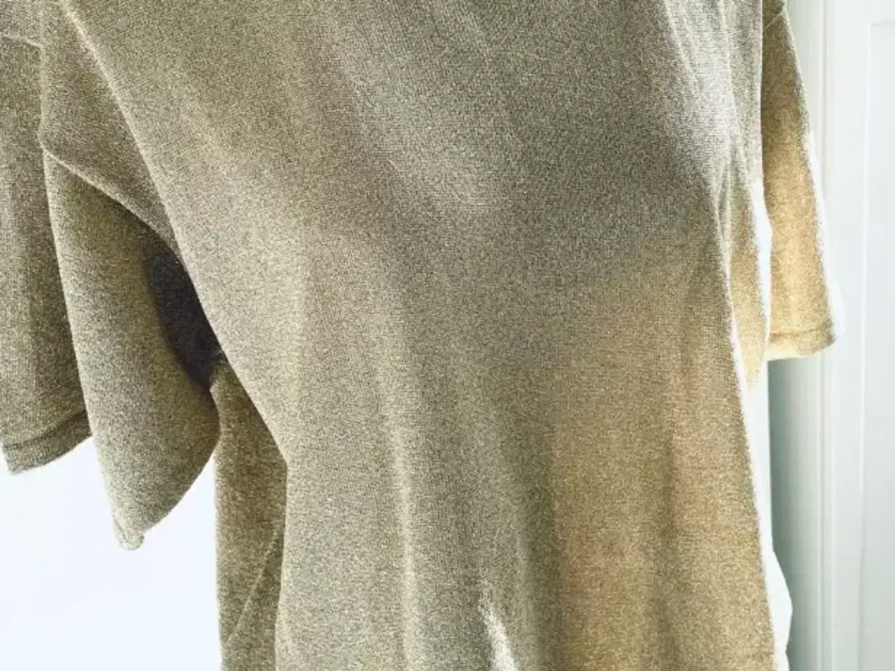 Billede 1 - Lene sand t-shirt i guldglimmer