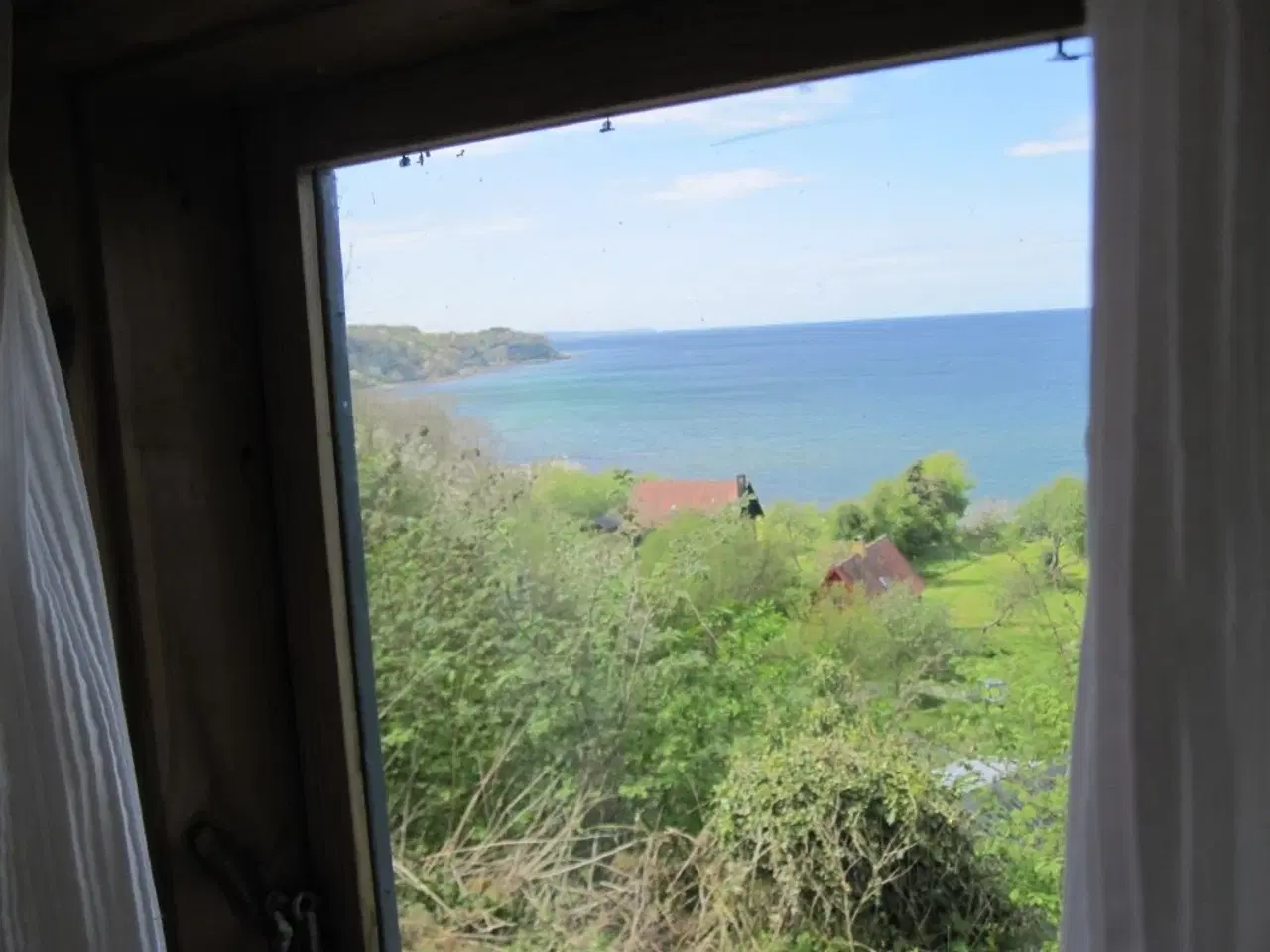 Billede 2 - Hytten ligger h�jt oppe p� en lille mark med en fantastisk flot udsigt ud over Salene Bugt og havet.