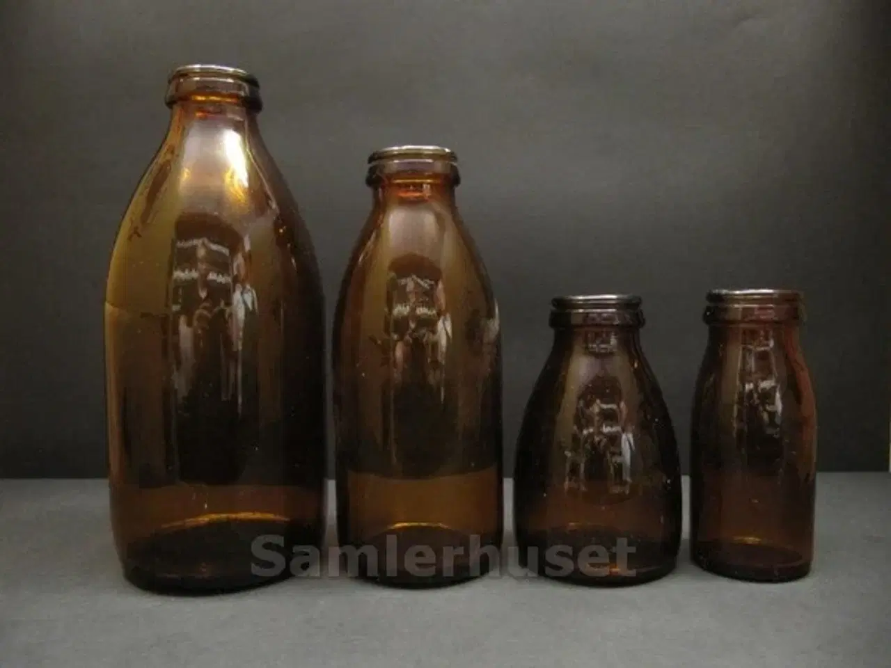 Billede 1 - Mælkeflasker Brune - Lavet på Holmegård Glasværk fra 1959 - 1/1 L.- 1/2 L. - 1/4 L - 1/8 L- Kompelt sæt- Alle uden skår.
