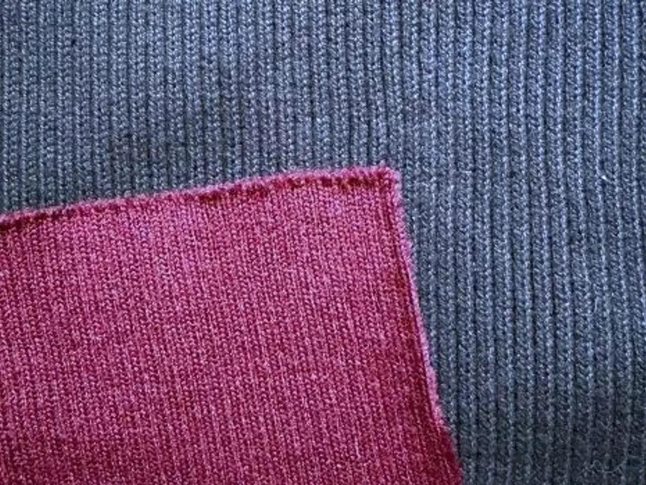 Billede 2 - Ribstof i hhv. vinrød og sort