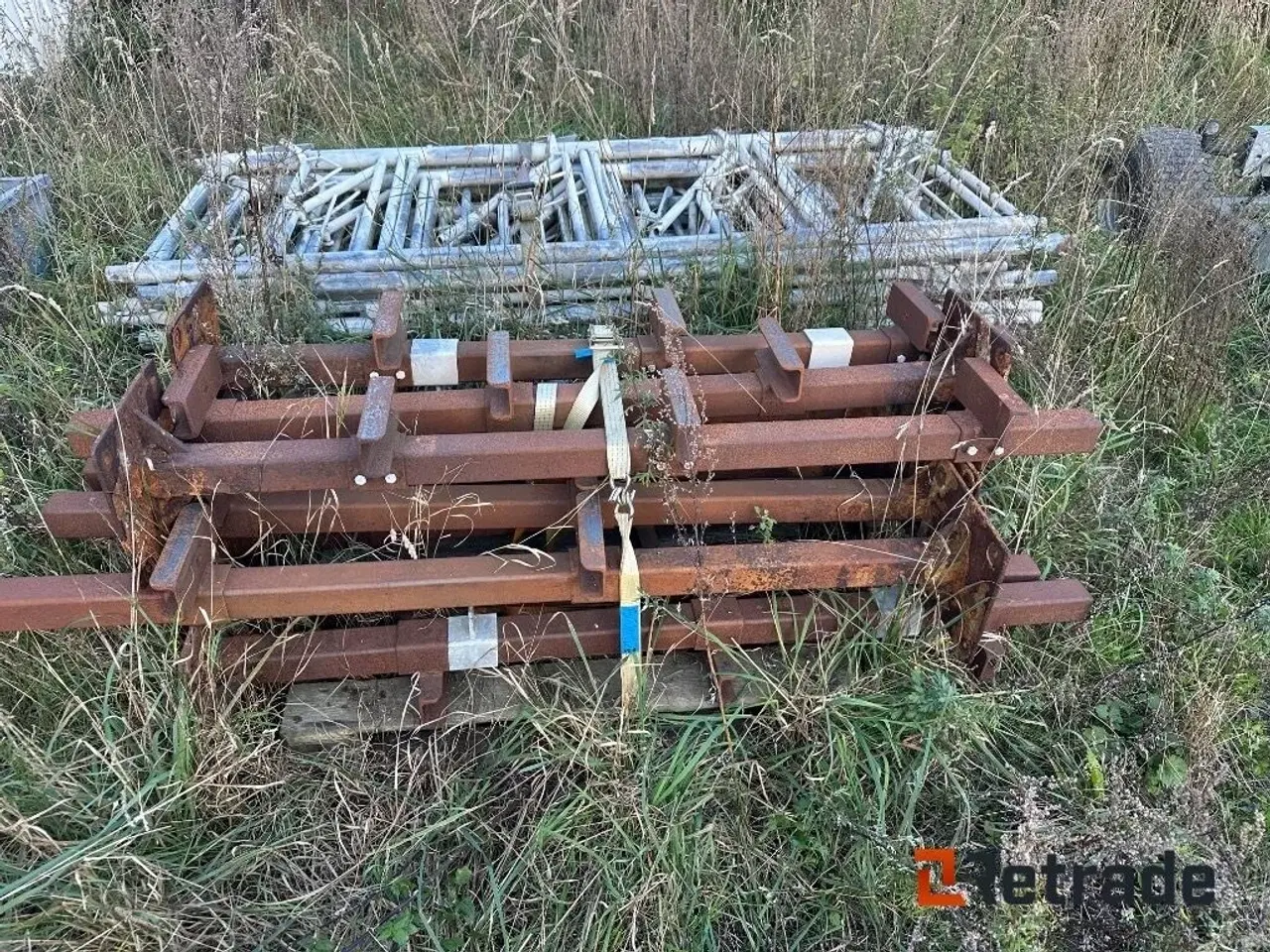 Billede 3 - - - - Stal inventar 22 stk holder til 28 køre hegn 7 stk Rør 20 a 3 meterRør 12 a 4 meter Spand med låse jernMed 2 stk låger