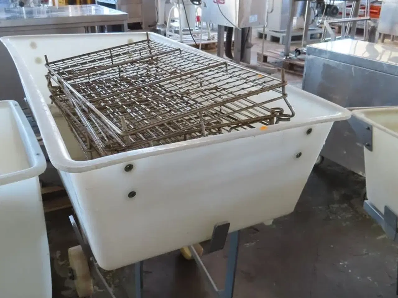 Billede 3 - Plastkar på stålvogn inkl. Indhold