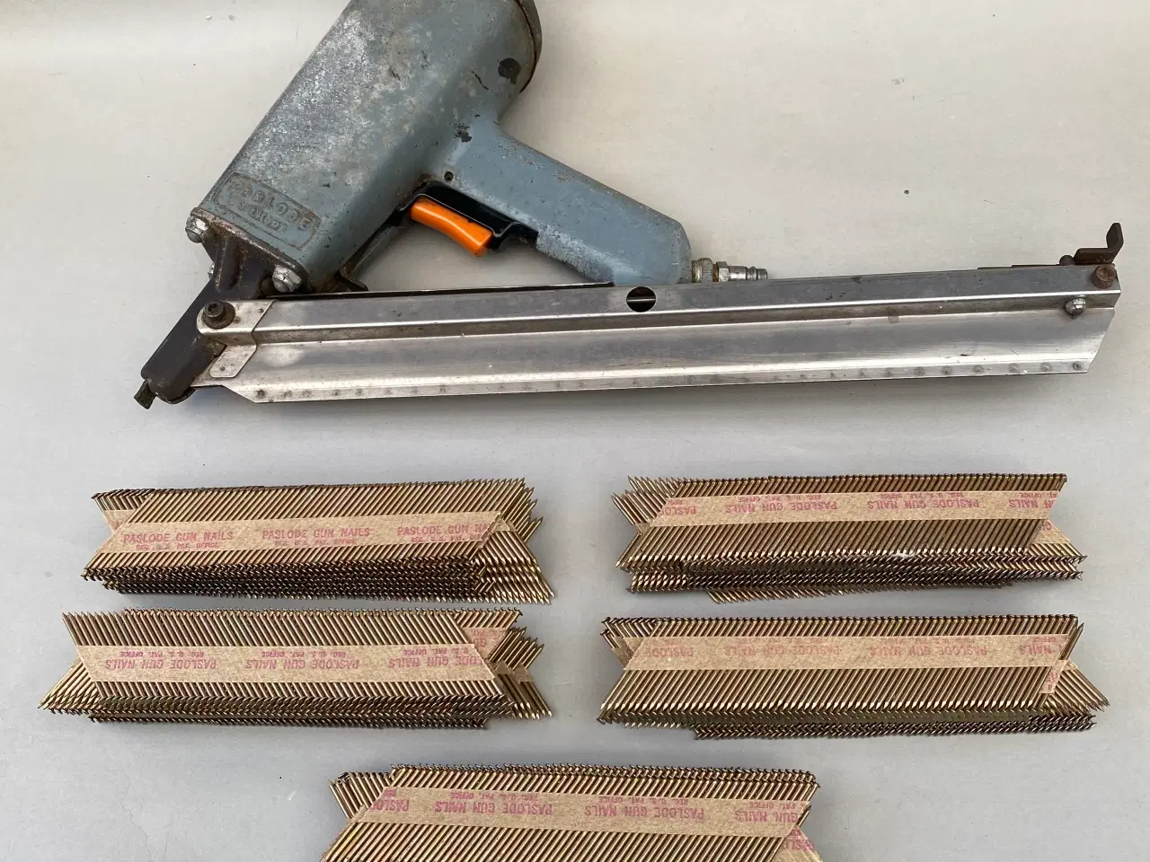 Billede 1 - Sømpistol til trykluft, fab. PASLODE.