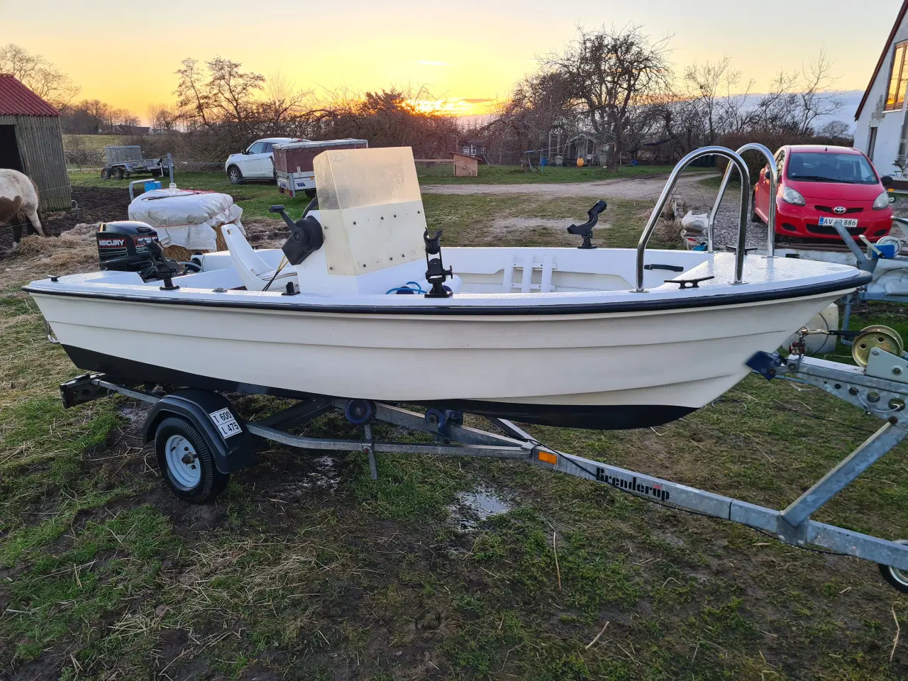 Billede 11 - Styrepultbåd med Nysynet trailer og 25HK Mercury 