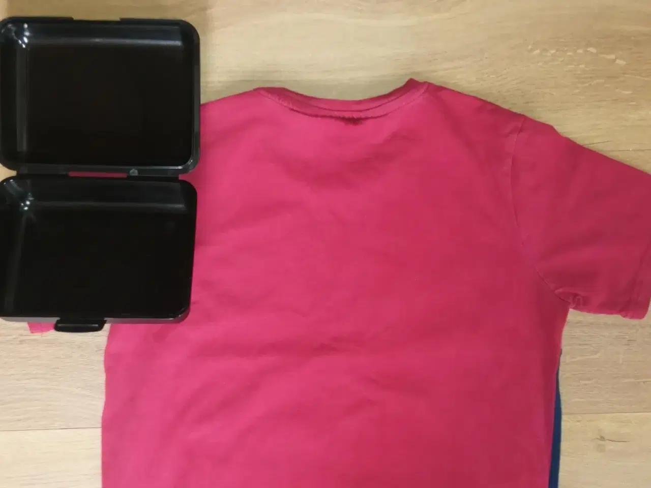 Billede 3 - FC BARCELONA TSHIRT 12-13 ÅR OG NY MADKASSE