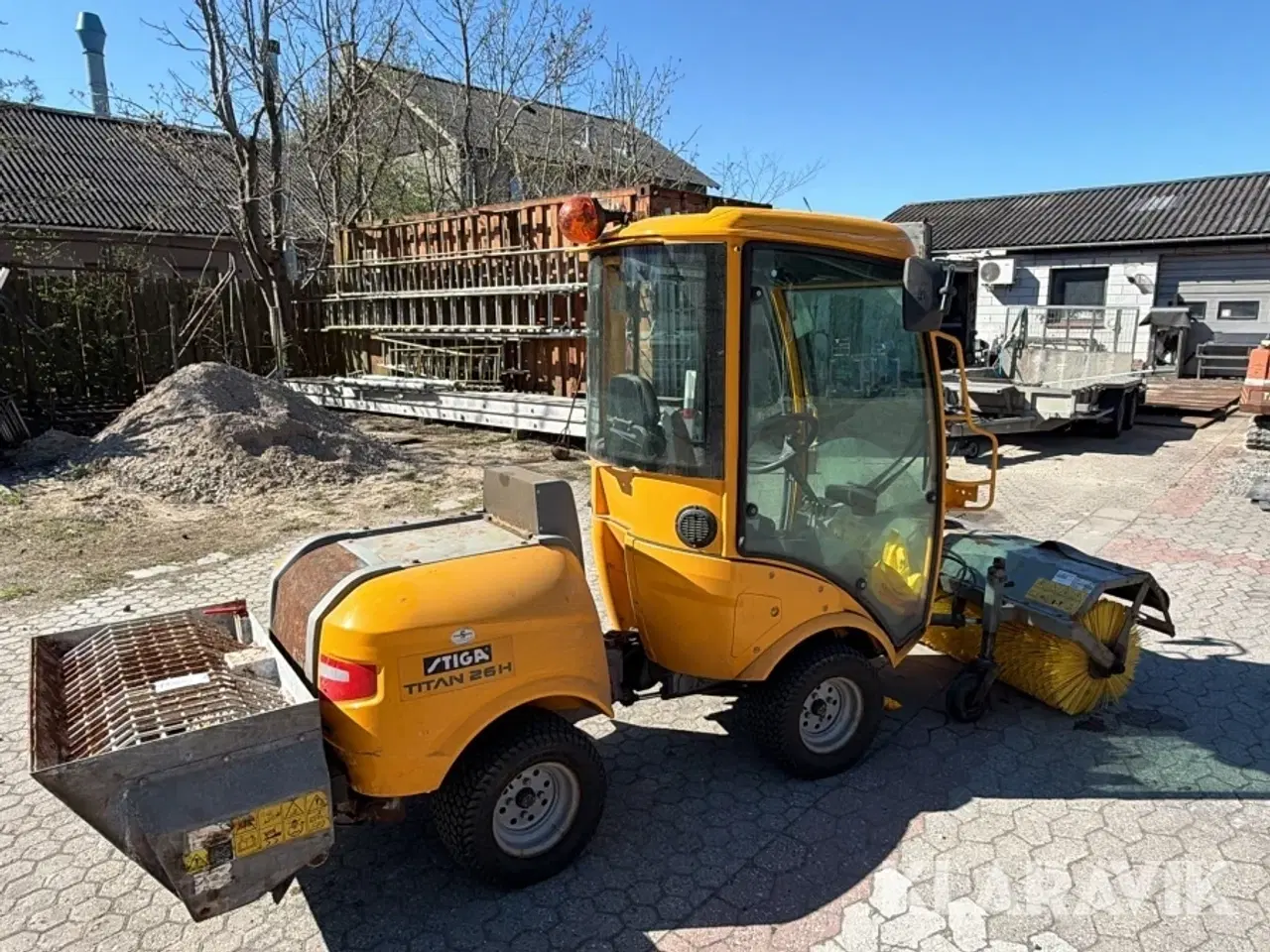 Billede 11 - Redskabsbærer Stiga Titan 26H med kost saltudlægger og klippebord