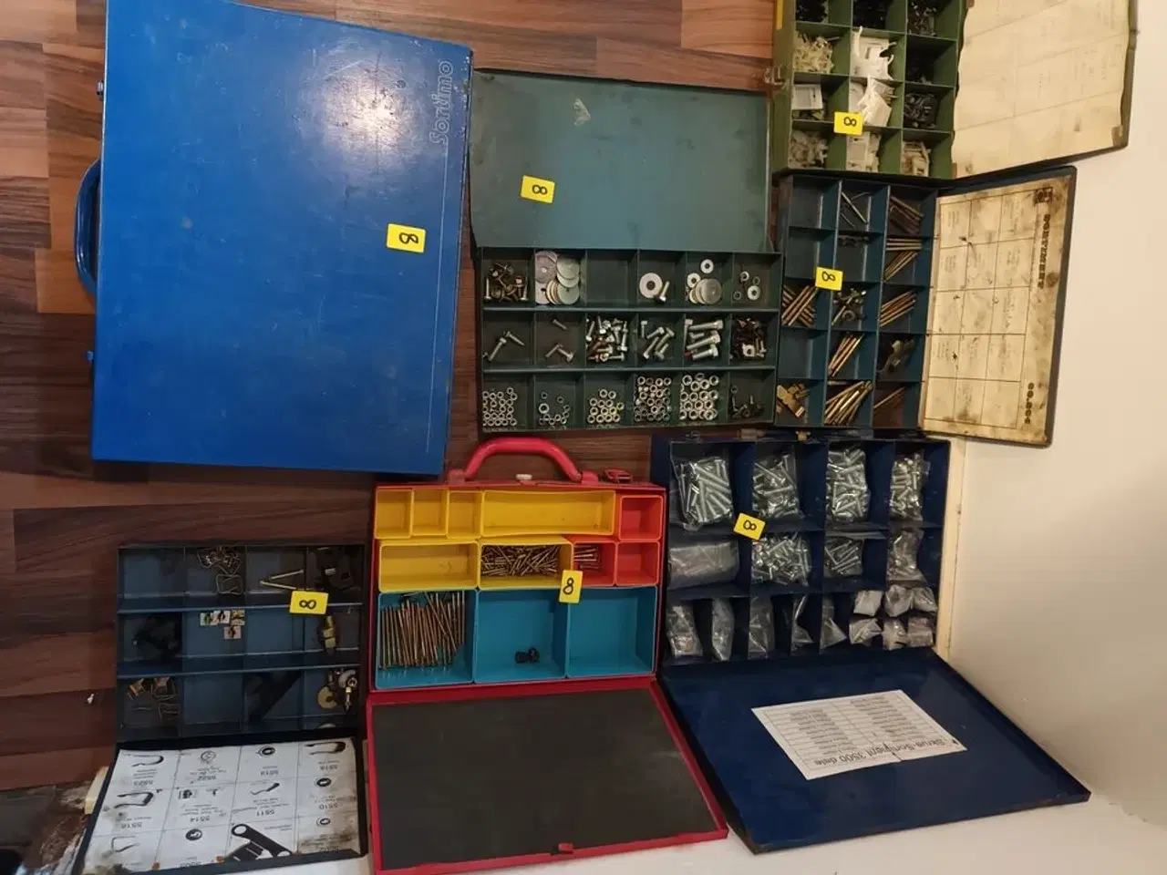 Billede 1 - Sortimentskasser med bla. Bremsedele og clips til ældre biler, skruer og møtrikker