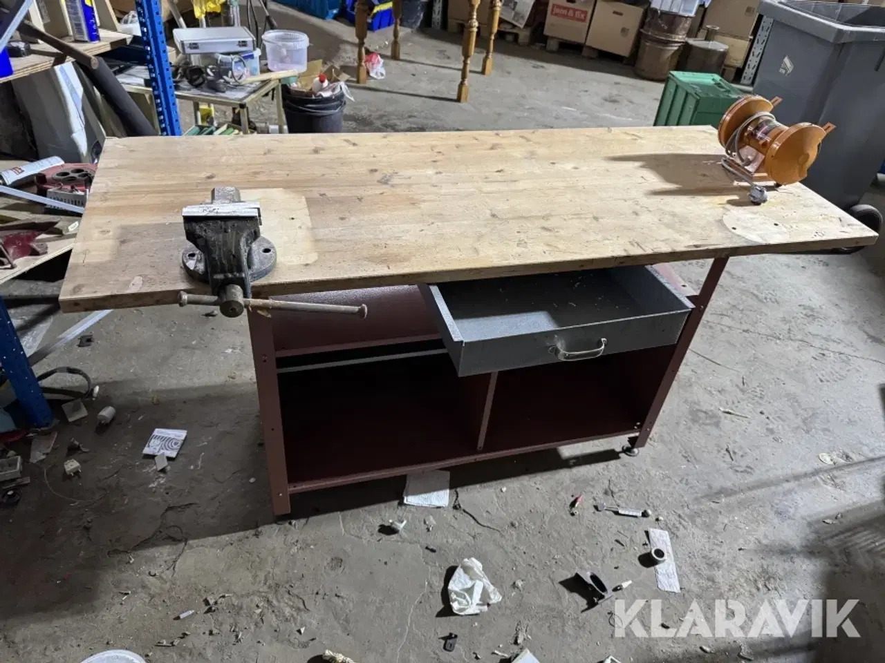 Billede 11 - Arbejdsbord med bænksliber og skruestik