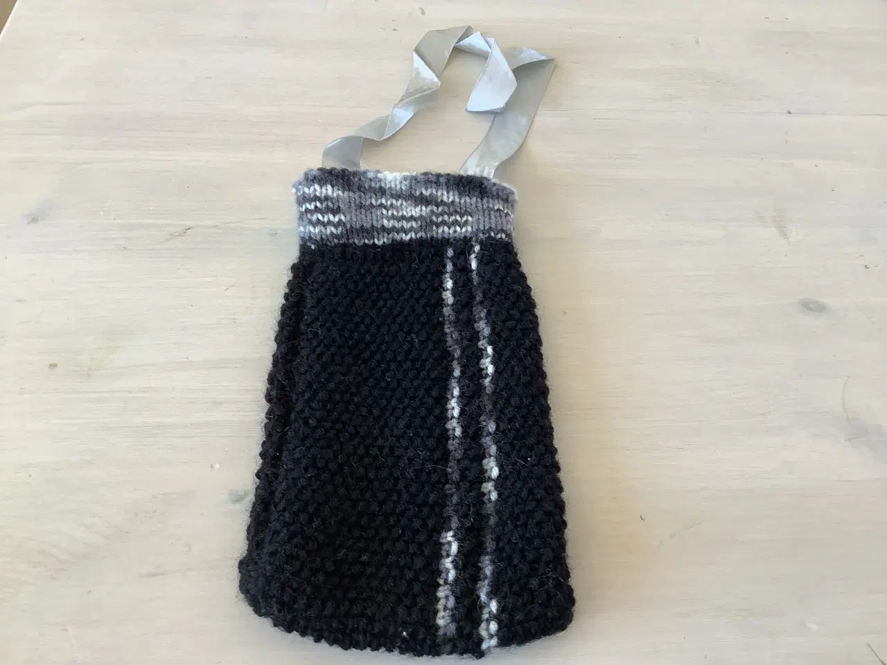 Billede 1 - Strikket lille taske velegnet til mobilen 