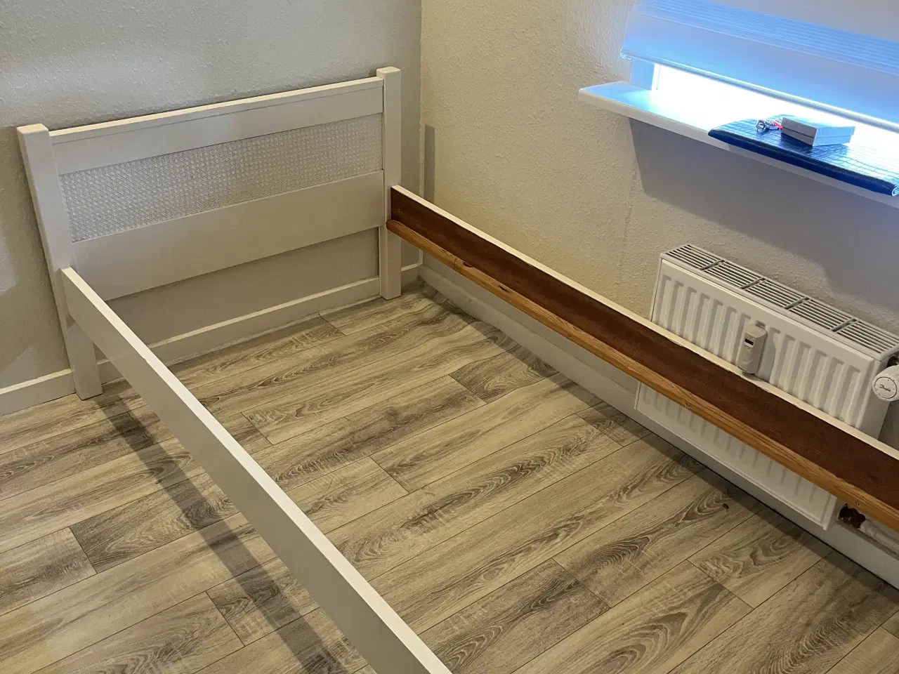 Billede 1 - Flot hvid enkeltmands seng 90x200