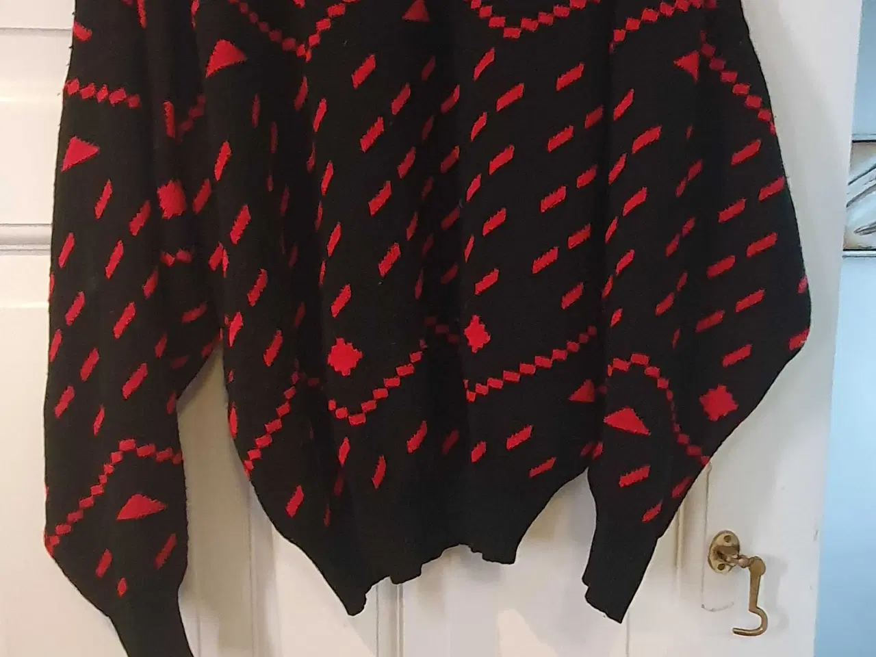 Billede 2 - Sort/ rød bluse model fra 80erne 