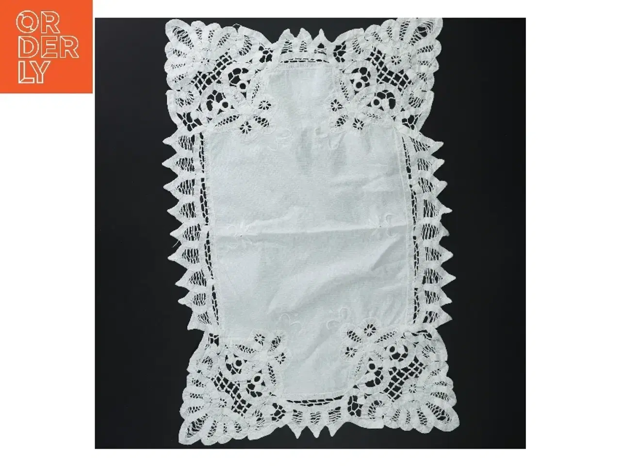 Billede 1 - Hvid bordløber med blonde (str. 42x28 cm)