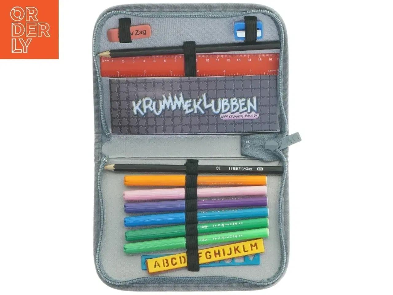 Billede 1 - Penalhus med indhold fra Krummeklubben (str. 19x13 cm)