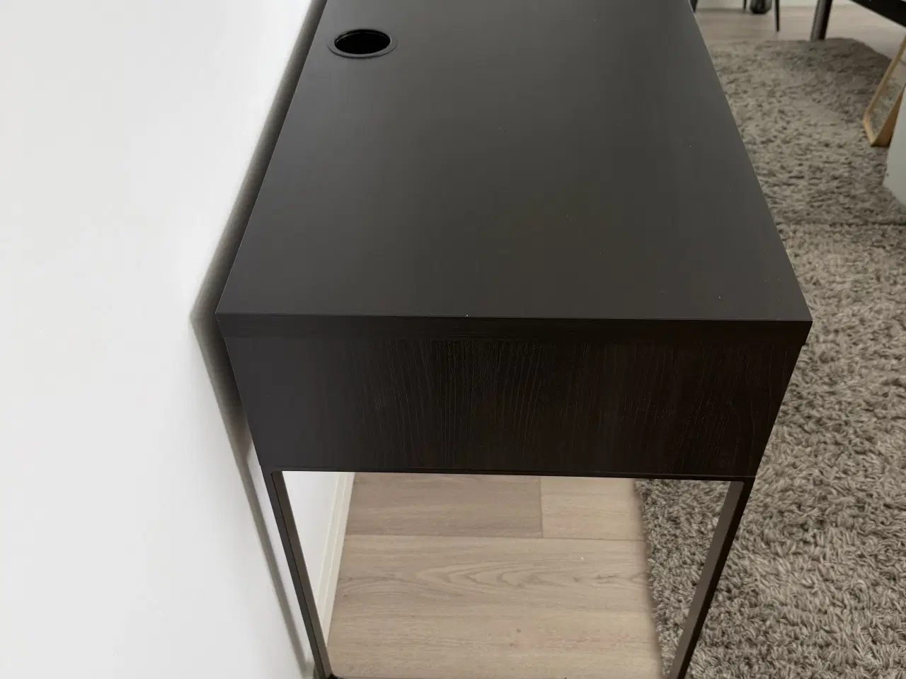 Billede 3 - Skrivebord i sortbrun, 105x50 cm