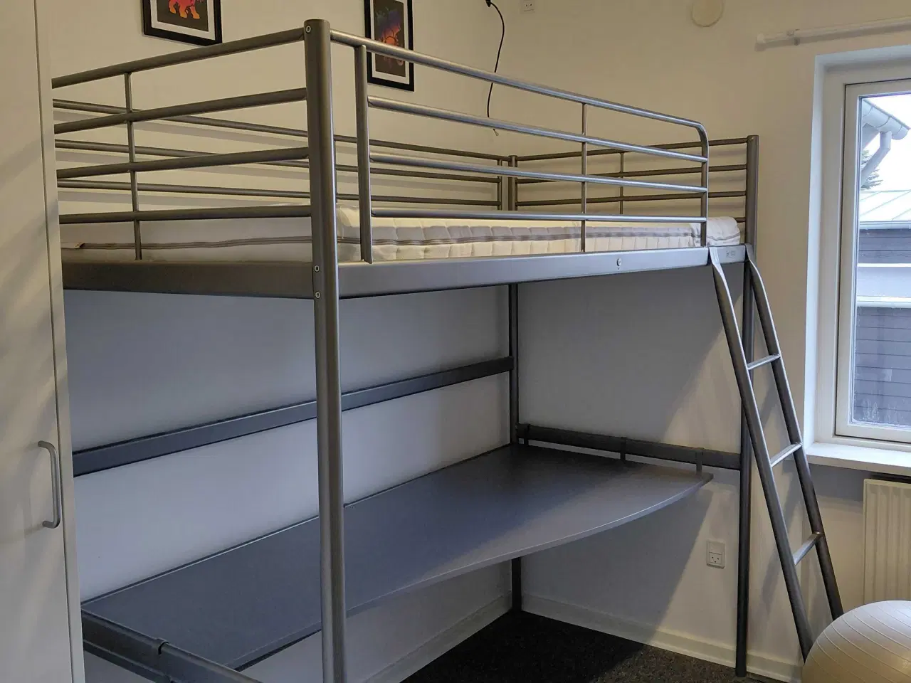 Billede 1 - Høj seng med skrivebord