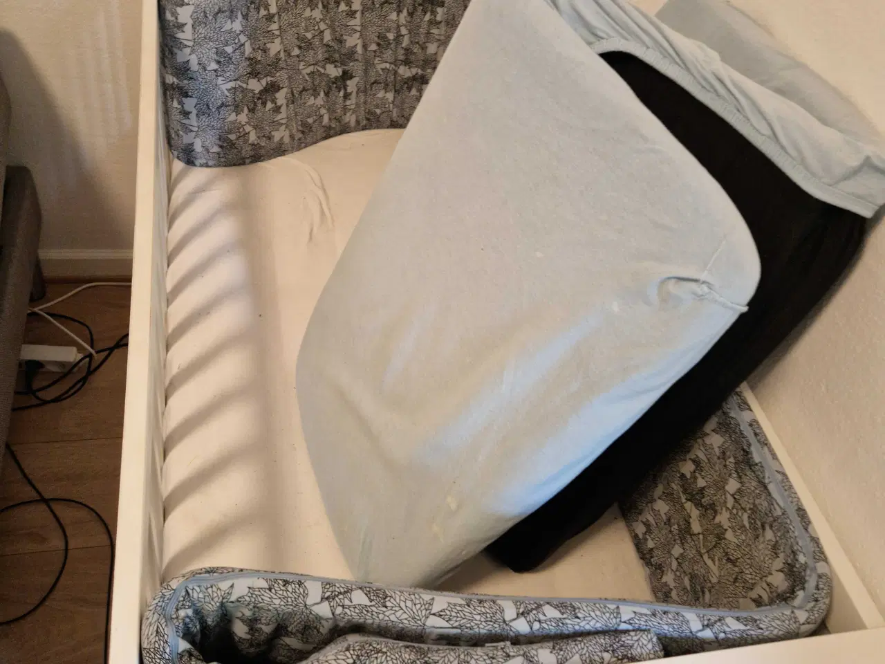 Billede 1 - Tremmeseng med sager
