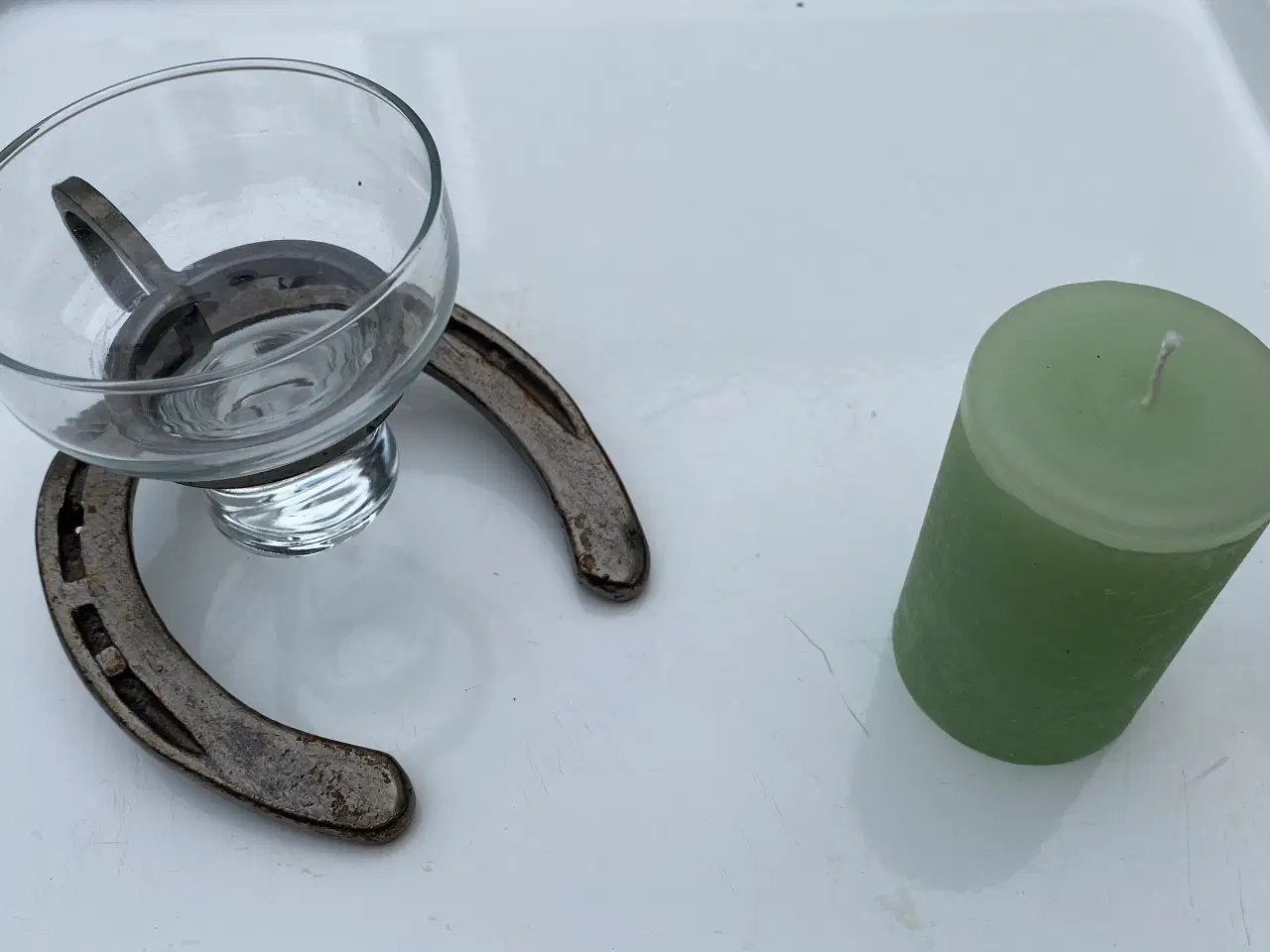 Billede 3 -  Hestesko sort jern med bloklys i glas, kr. 60,-