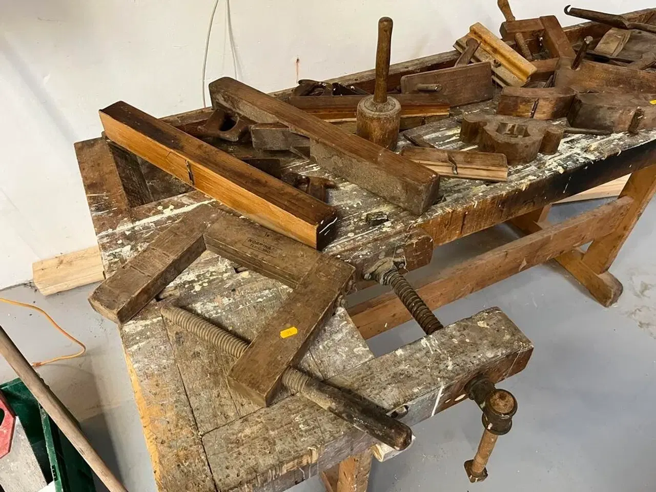 Billede 3 - Ældre Høvlebænk m. træ værktøj