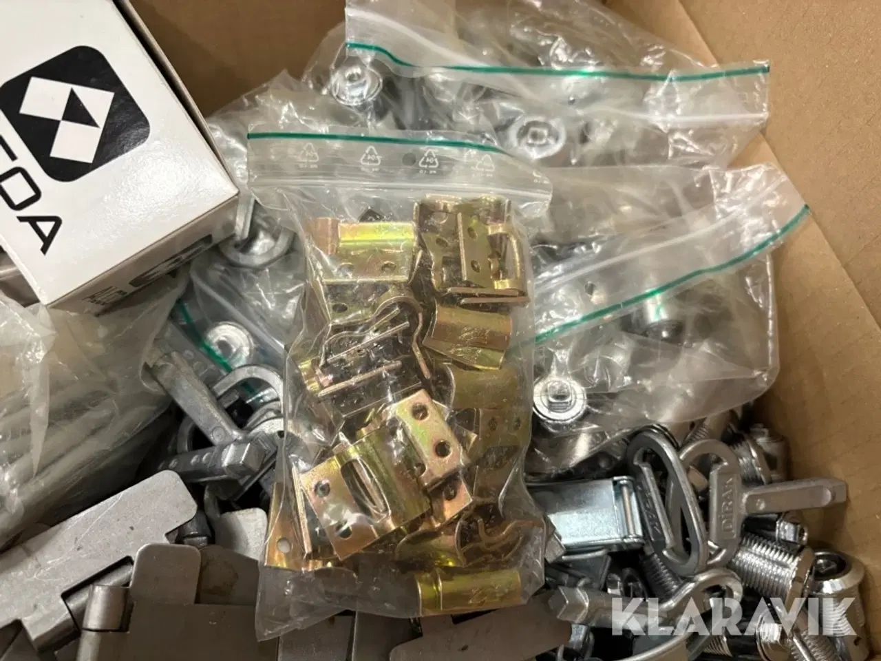 Billede 8 - Assorteret lot med beslag, låse, spænder mm.