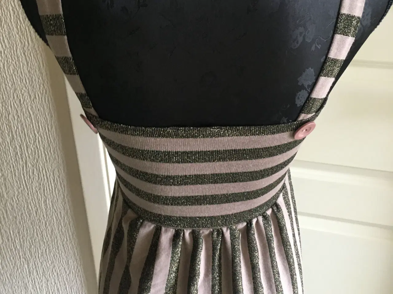 Billede 3 - Helt ny top Vila str. 36 viskose med guldtråde