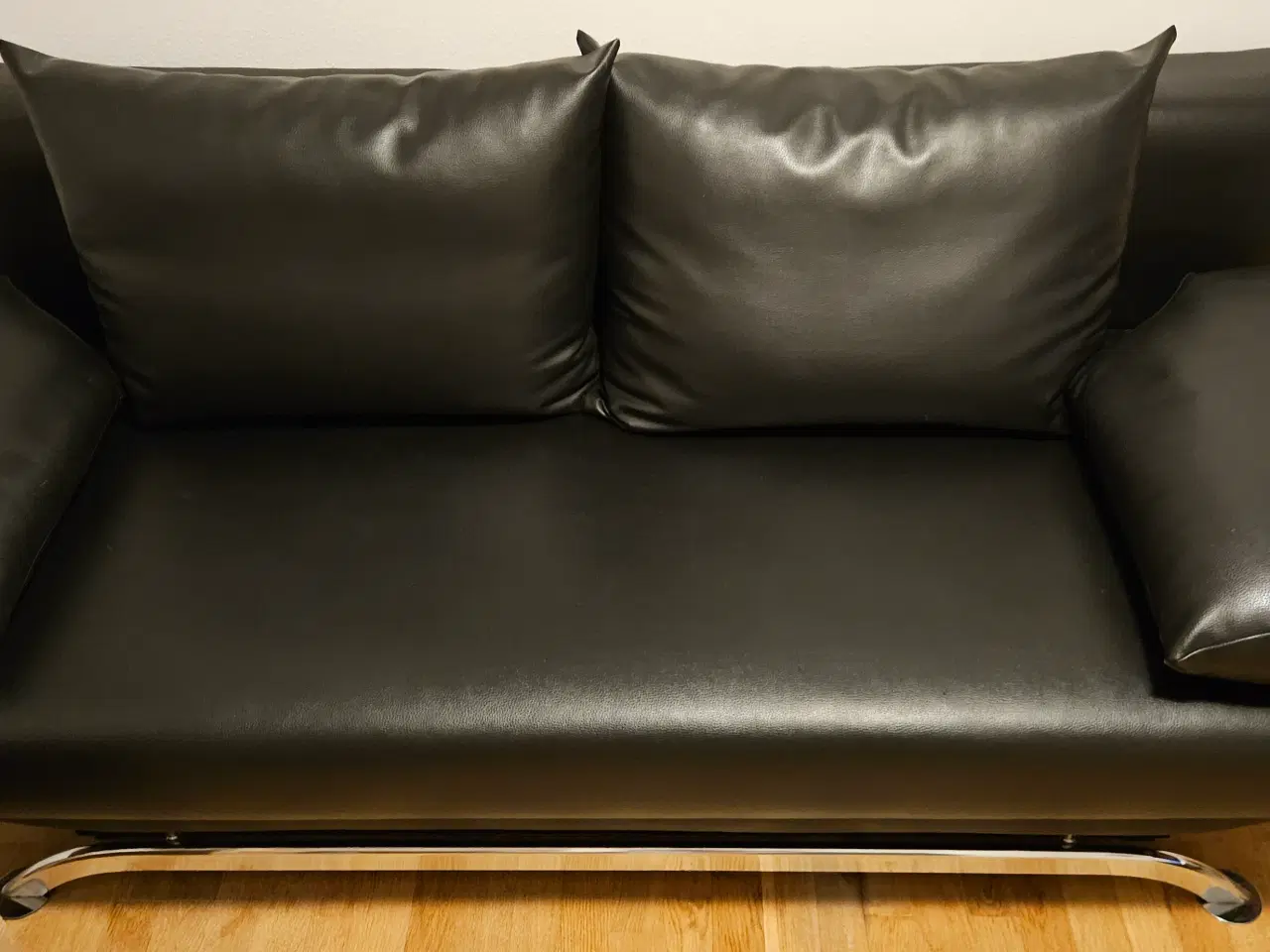 Billede 1 - Sovesofa, Reol, lille kommode på hjul, skrivebord,