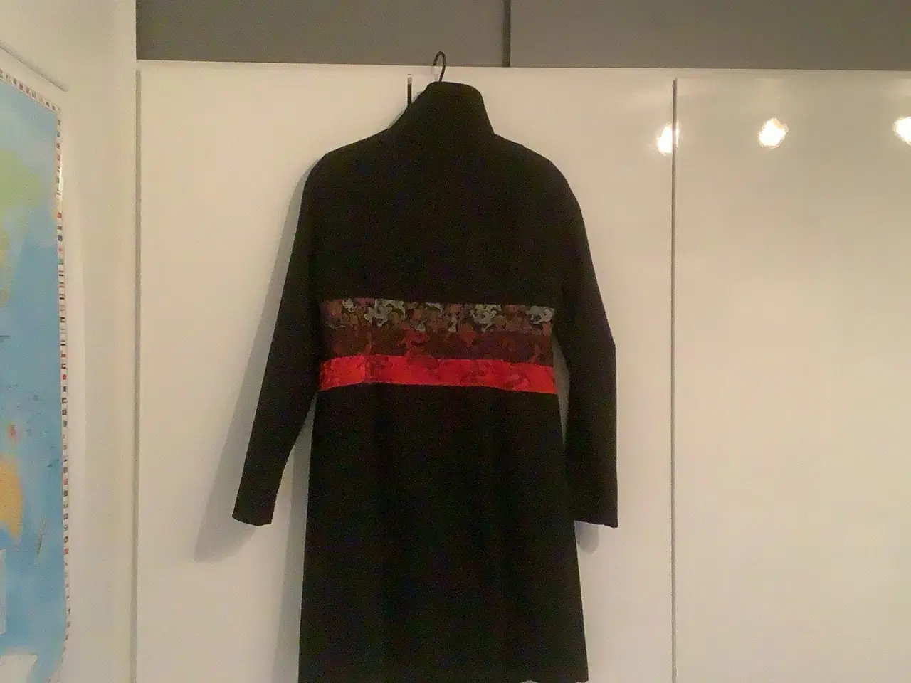 Billede 2 - Frakke sort med rødt - str s