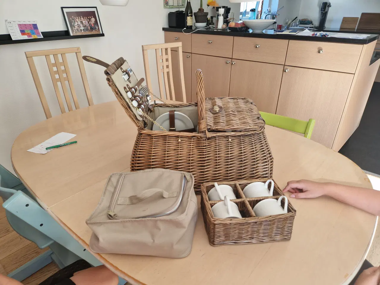 Billede 1 - Picnickurv med service til 4