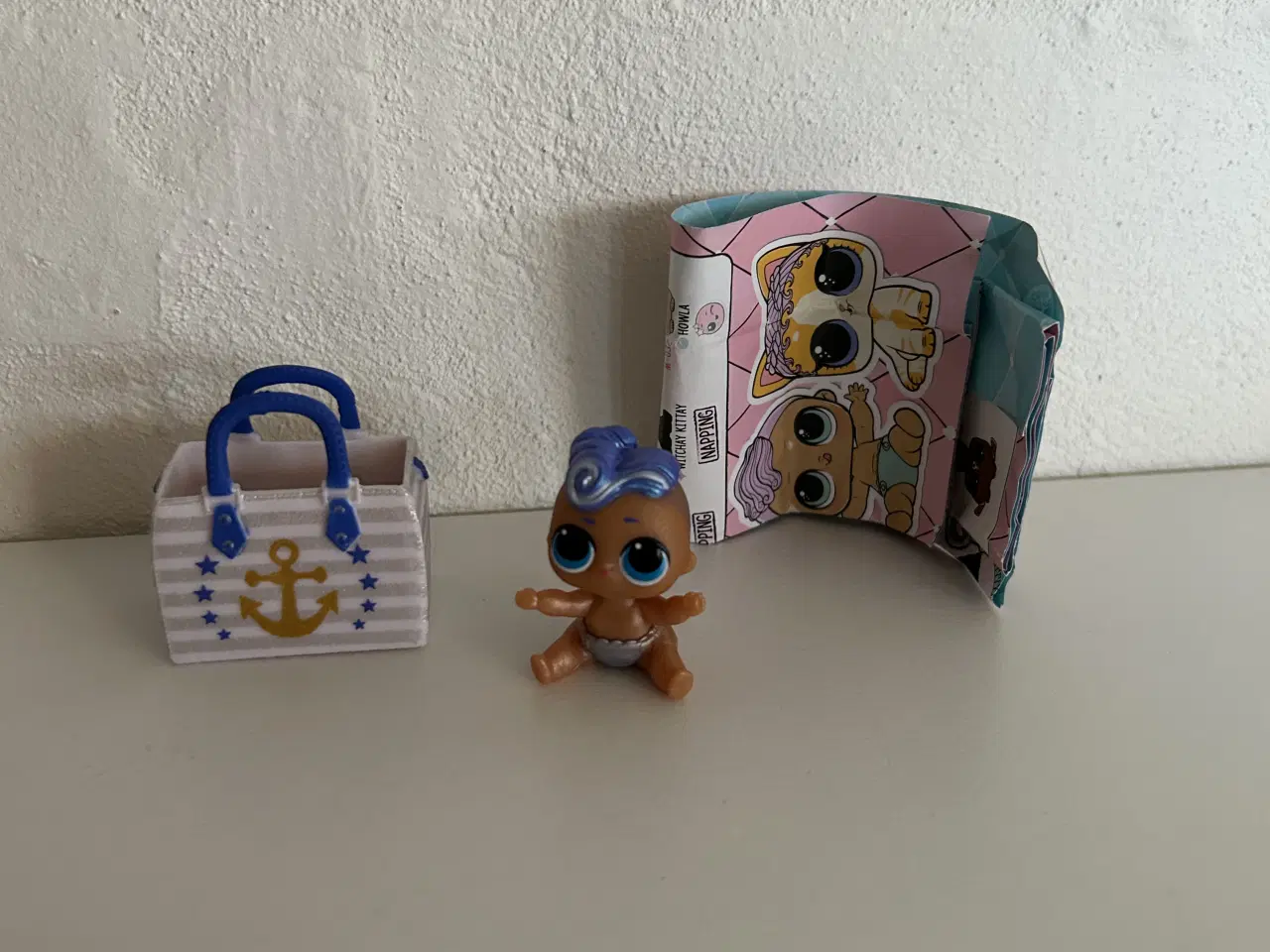 Billede 1 - L.O.L dukke med tilbehør