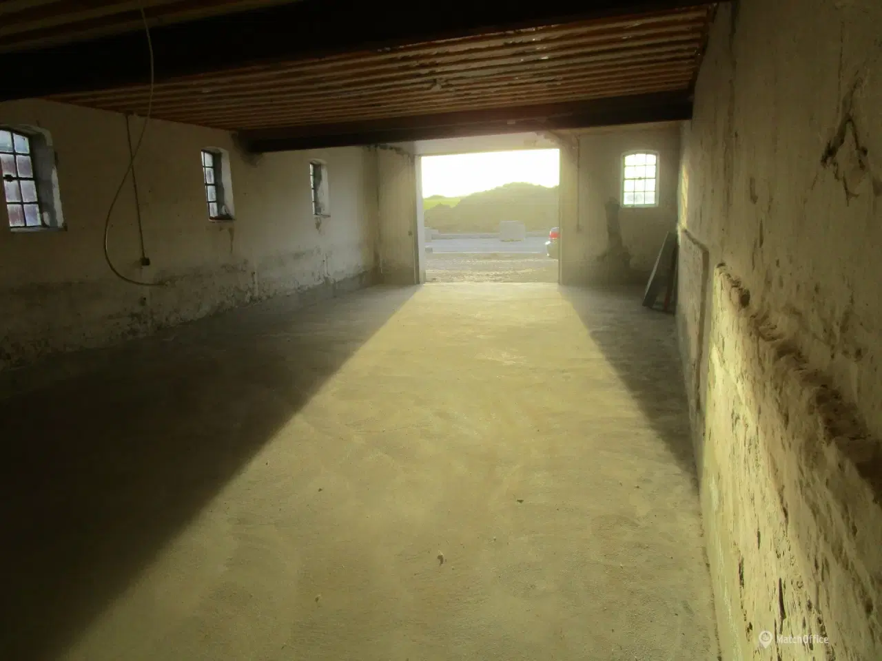 Billede 4 - Fint søjlefrit lokale i muret bygning.